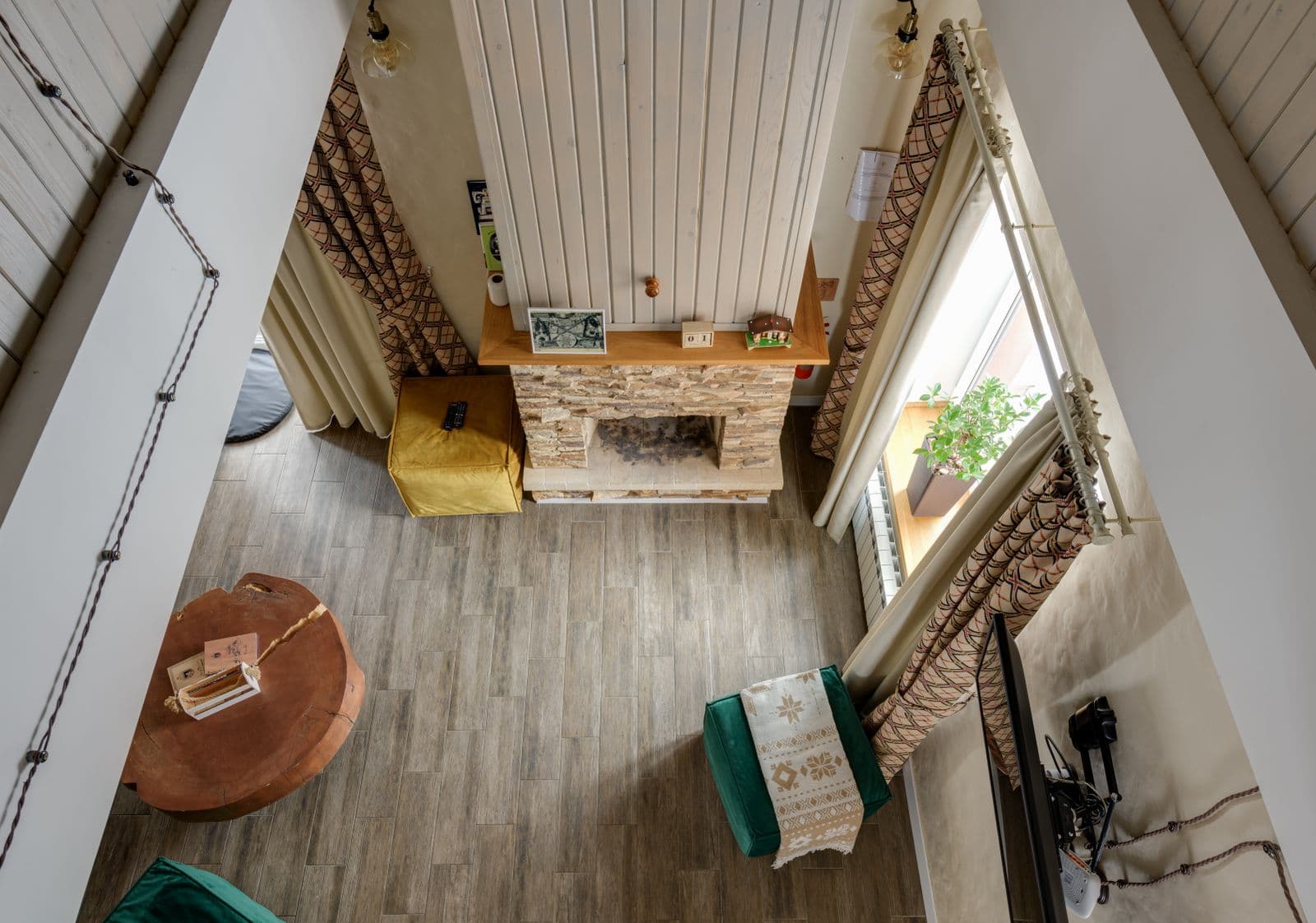 Modrzew — Apartament z kominkiem i aneksem kuchennym.